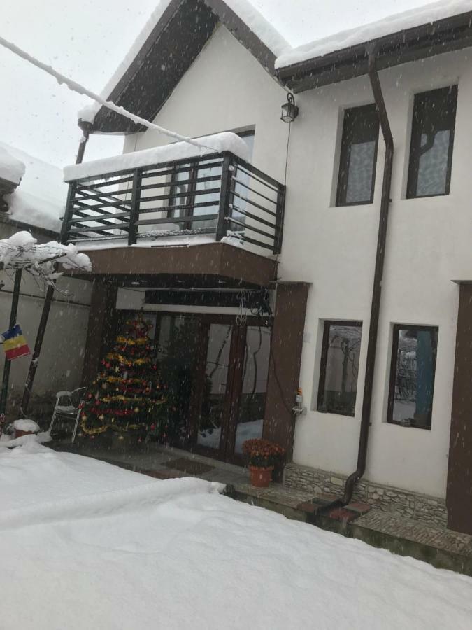 Upstairs Residence Târgu Jiu Εξωτερικό φωτογραφία